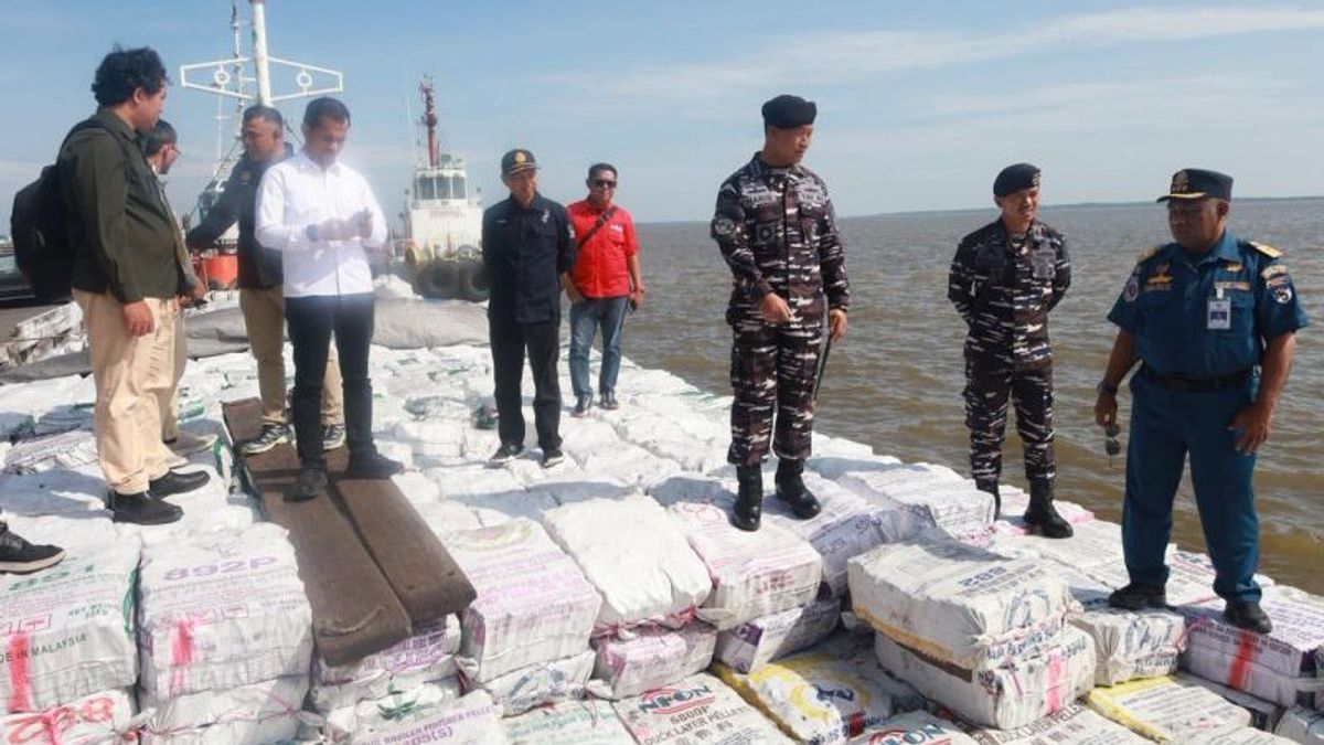 문서가없는 바쿠 아령을 실은 배가 메란티 제도에서 TNI AL에 의해 격추되었다.