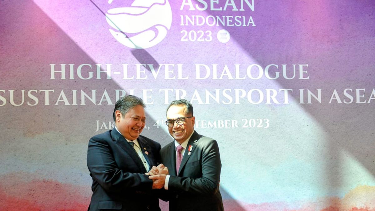 协调部长Airlangga在东盟峰会上展示了印度尼西亚实现可持续运输的步骤