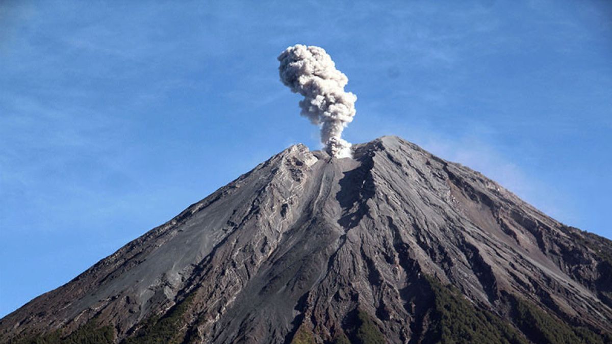 星期二早上,塞梅鲁山喷出阿布火山高达500米