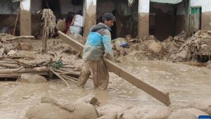 洪水袭击阿富汗时,数十人死亡