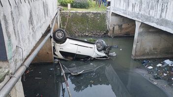 Hit The Road Barrier, The White Toyota Fortuner Fell Into The Tebet River