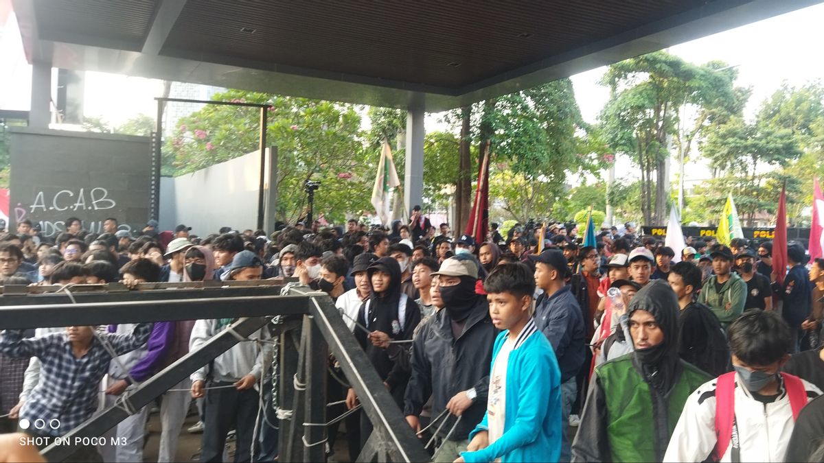 Gerbang Penyekat Massa Berhasil Digeser, Mahasiswa Gerak Masuk ke Halaman Gedung DPR