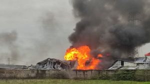 Api Masih Lahap Pabrik Kasur di Cirebon, Polisi Pastikan Tak Ada Korban Jiwa