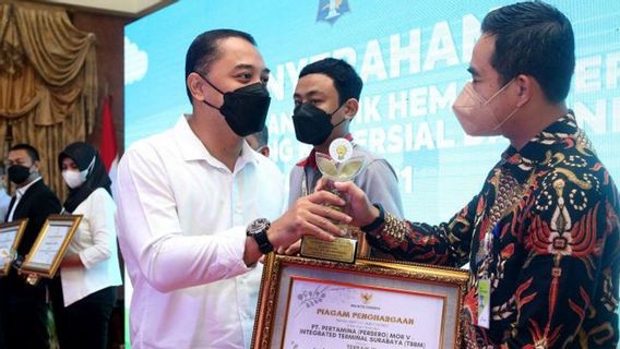 Walkot Eri Cahyadi Ganjar Penghargaan untuk 20 Perusahaan Hemat Energi di Surabaya