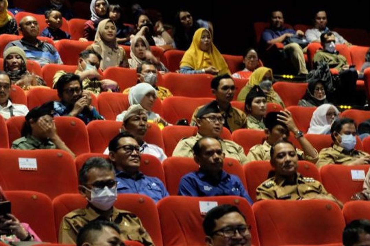 Elementary-SMP Students In Surabaya Have An Obligation Apart From Learning, Nobar Film "Soera Ing Baja"