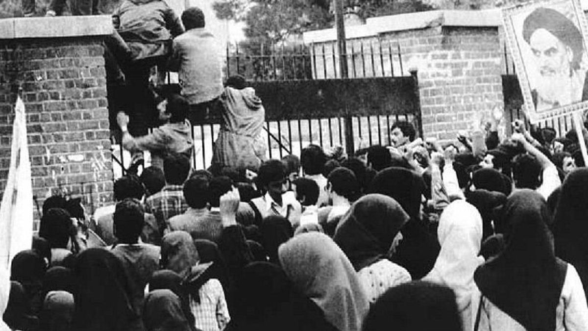 4 نوفمبر في التاريخ: 52 مواطنا أمريكيا في إيران محتجزون كرهائن لمدة 444 يوما