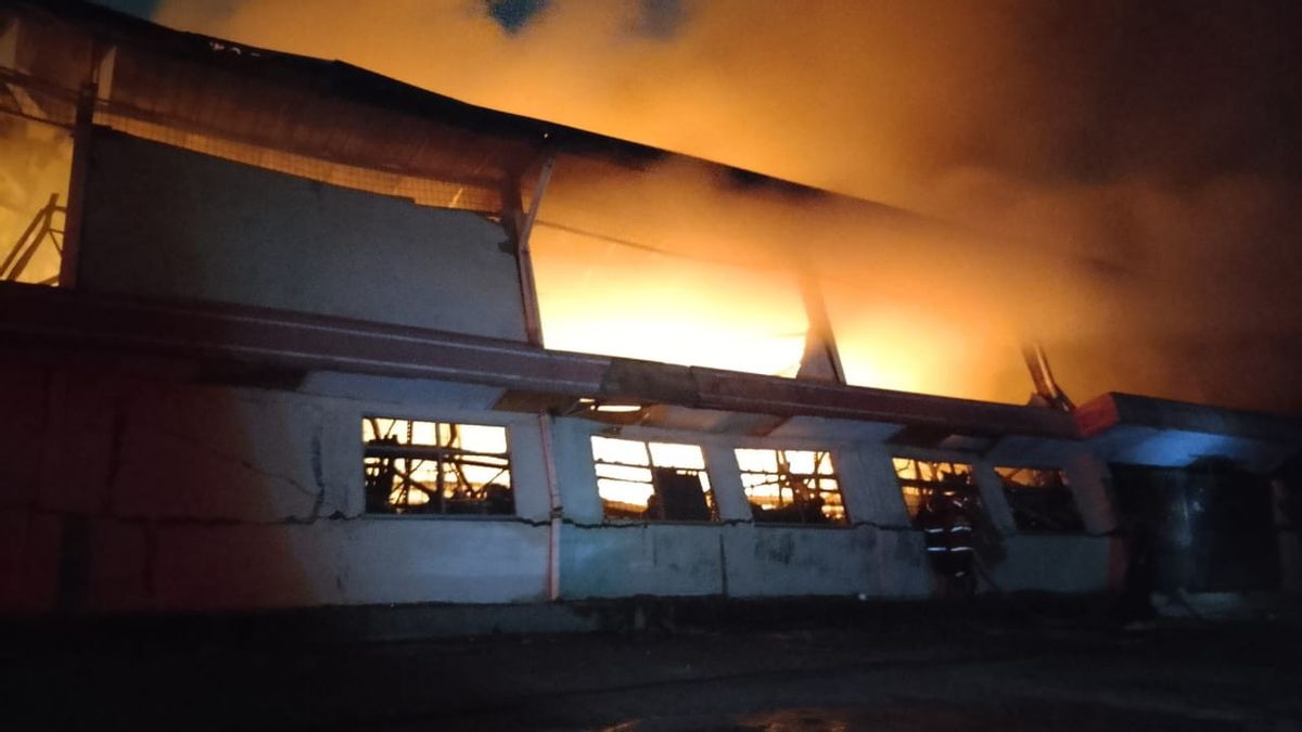 Un grand incendie à Karawaci Tangerang, un entrepôt de produits chimiques, s’est propagé au entrepôt sembako.