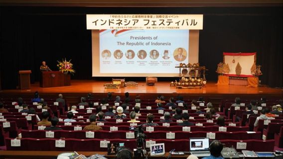 Japanese Residents In Yamanashi Enthusiastically Watch Puppets And Gamelan