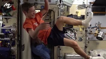 宇宙ステーションで活動を披露する日本の億万長者前澤洋作の興奮を覗く