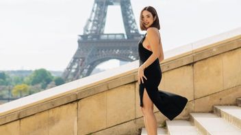 5 Portraits Of Gisel Anastasia Wearing All Black Outfits While Traveling To The Eiffel Tower