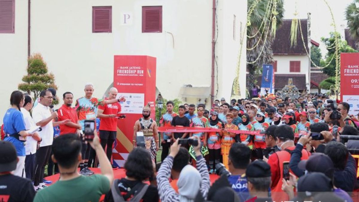 Lepas Ratusan Pelari Bersama Danny Pomanto, Ganjar Pranowo Ajak <i>Runners</i> Makassar Ambil Bagian Saat Borobudur Marathon