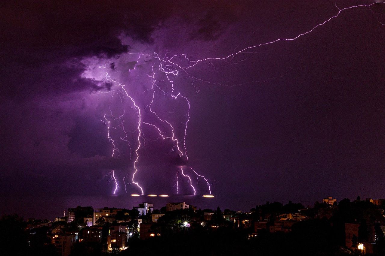雨が降ったときに携帯電話をプレイすることは、雷、事実、神話に見舞われることができますか?さあ、ここで答えを見つけましょう