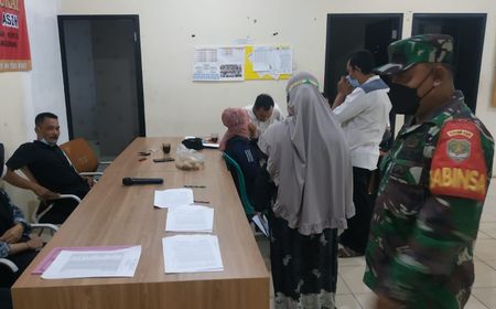 Babinsa Koramil 11/Pasar Kemis Pantau Pembagian Bansos Agar Tertib dan Aman