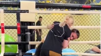 Go Viral! Escaped From The Opponent's Attack, This MMA Fighter's Breasts Even Got Squeezed