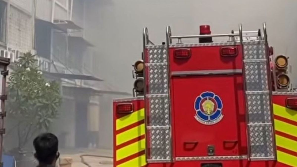 Sebanyak 75 Personel Dikerahkan untuk Padamkan Kebakaran di Penjaringan