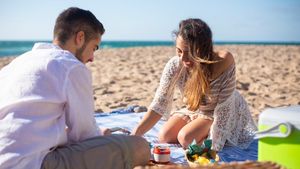 Fenomena Gen Z Pacaran demi Makan Gratis, Realita Pahit di Era Krisis Finansial