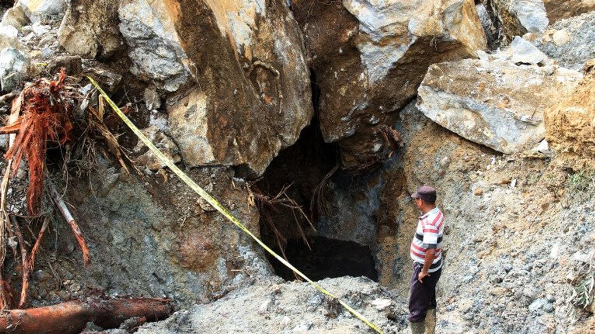 ソロクの旧金鉱山の地すべりの結果、15人が死亡