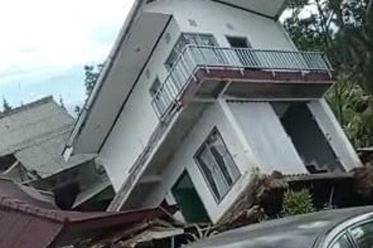 家がまだウトゥにあるCianjur住民のために、政府は村の地震難民に賃貸料を準備しました