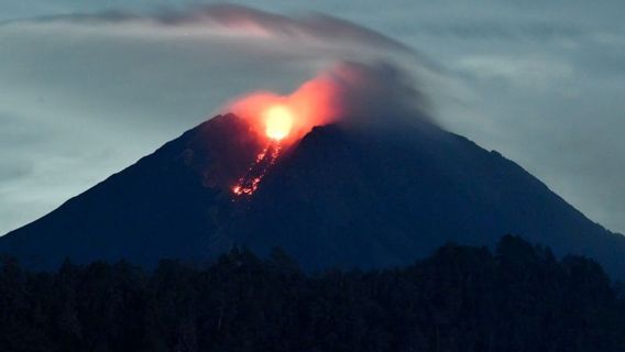 セメル山、今夜白熱溶岩を放出