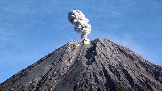 火曜日の朝、スメル山の噴火と噴火はピークの900メートルの高さに達しました