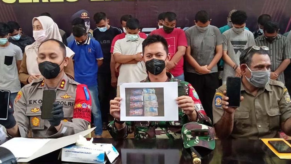 Lagi Asyik Main Judi <i>Online</i> di Kedai Kopi, 22 Orang di Aceh Ditangkap Polisi