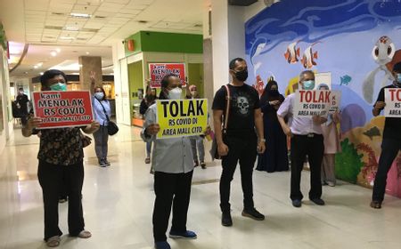 Pedagang Demo Tolak RS COVID-19 di Area Mal Cito Surabaya