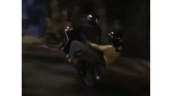 It's Dangerous, This Motorized Couple Acts Freestyle On The Streets Of Makassar, The Woman's Body Almost Touches The Asphalt