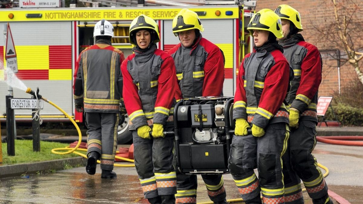 イングランドのイスラム教徒の消防士は、ヒジャーブを着用する最初になります