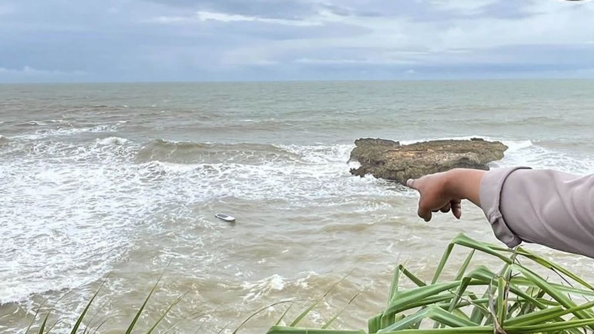 Searches For Victims Dragged By Waves Of Bridge Beach Panjang Malang Stopped, 2 People Still Missing