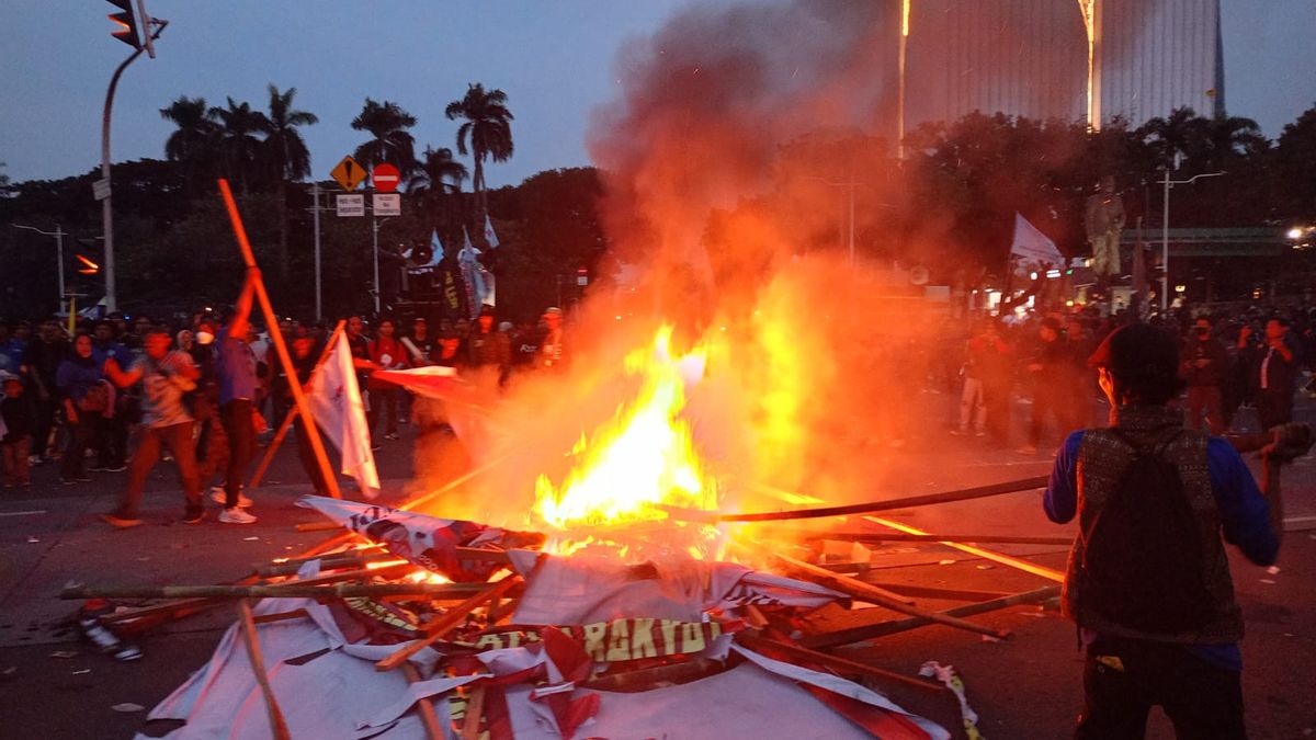 Avant la nouvelle génération, des masses de travailleurs sur des statues de cheval ont brûlé des banderoles avec des images de Jokowi