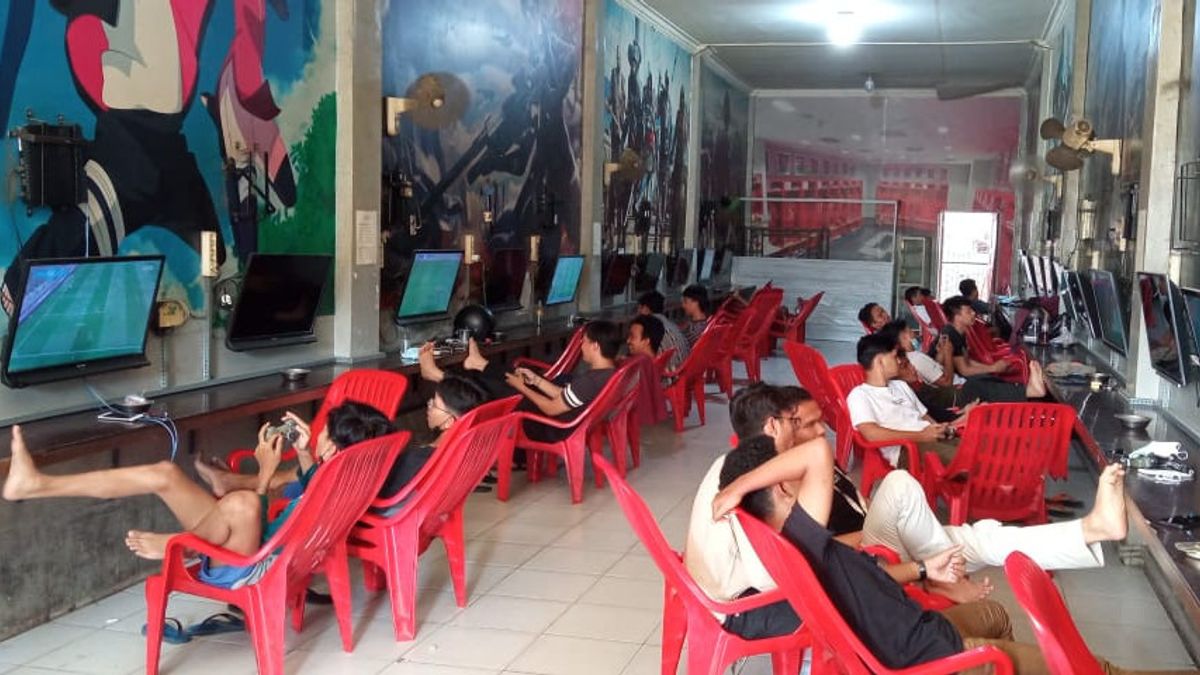 有趣的游戏机， 而放松抬起你的脚， 几十个孩子在棉兰受到紧急 Ppkm 突袭击中