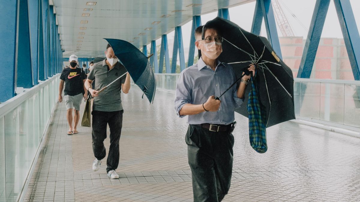 康雷强型台风击中今日,台湾宣布假日,金融市场关闭,数百个航班取消