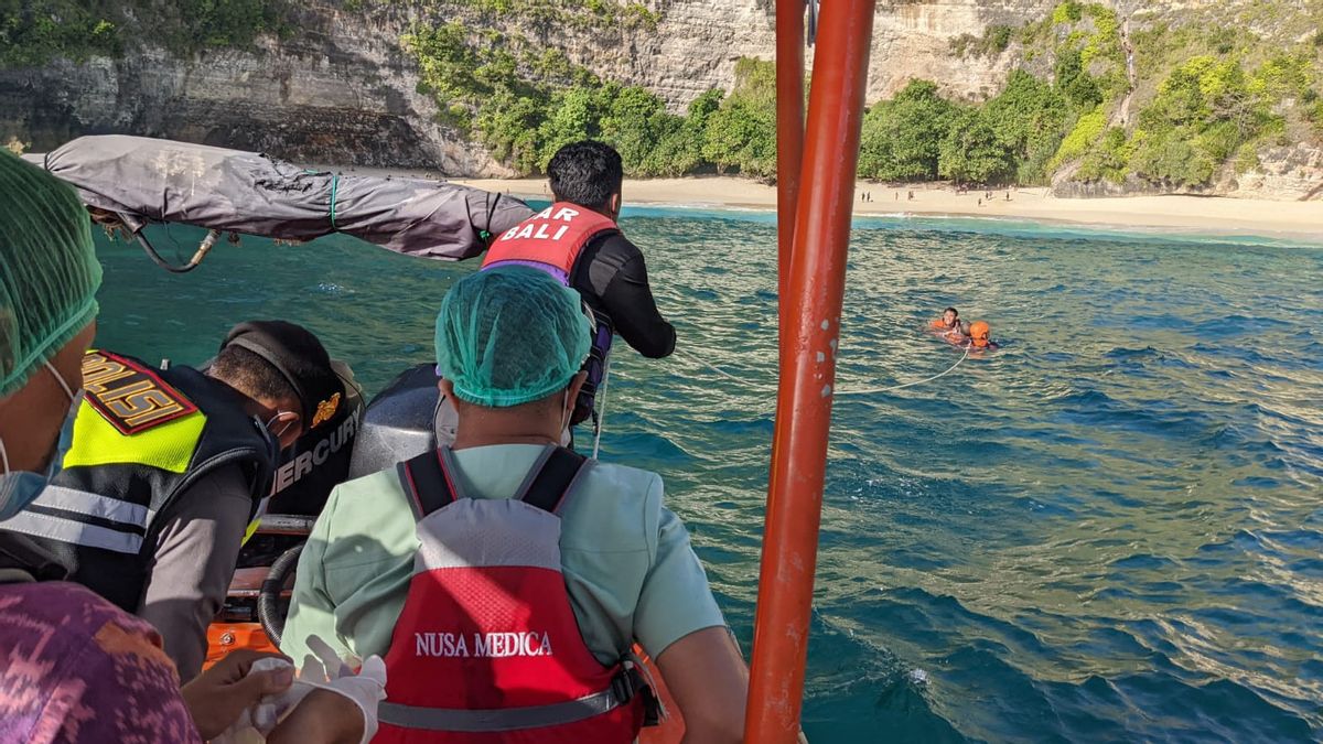 Tim SAR Evakuasi Bule Prancis yang Cedera Digulung Ombak di Nusa Penida Bali