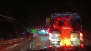    Banjir Material Batu Lumpuhkan Jalur Pantura Situbondo