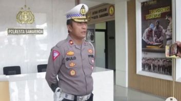Samarinda Police Threatens To Ticket Smokers While Driving