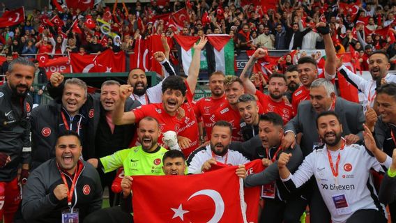 ポルトガルに敗れ、トルコのサポーターがベルリン街で騒いでいる