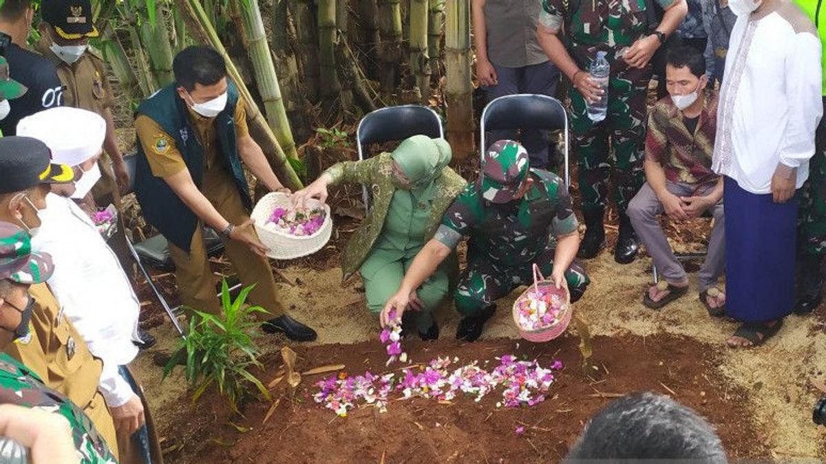 KSAD General Dudung Expresses Deep Condolences When Visiting Graves And Houses Of Collision Victims In Nagrek