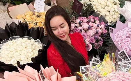 Aura Kasih Merayakan Ultah ke-38 Bersama Orang Terdekat, Intip 7 Potretnya