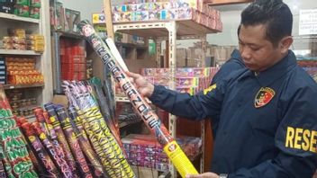 元旦に先立ち、マディウン・コタ・ジャティム警察は爆竹を摘発