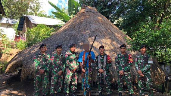 RI-RDTL Border Residents Return To Hand Over Firelock Types Of Weapons To The TNI