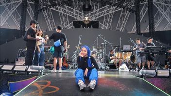 L’ouverture d’un concert Coldplay à Singapour, Jinan Laetitia salué par le public