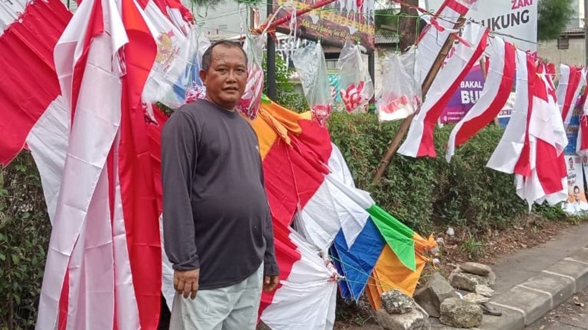 This Flag Trader Hopes To Get Many Profits When Entering The Month Of Indonesian Independence