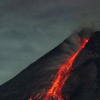 Gunung Merapi Luncurkan 13 Guguran Lava Pijar Sejauh 1,8 km