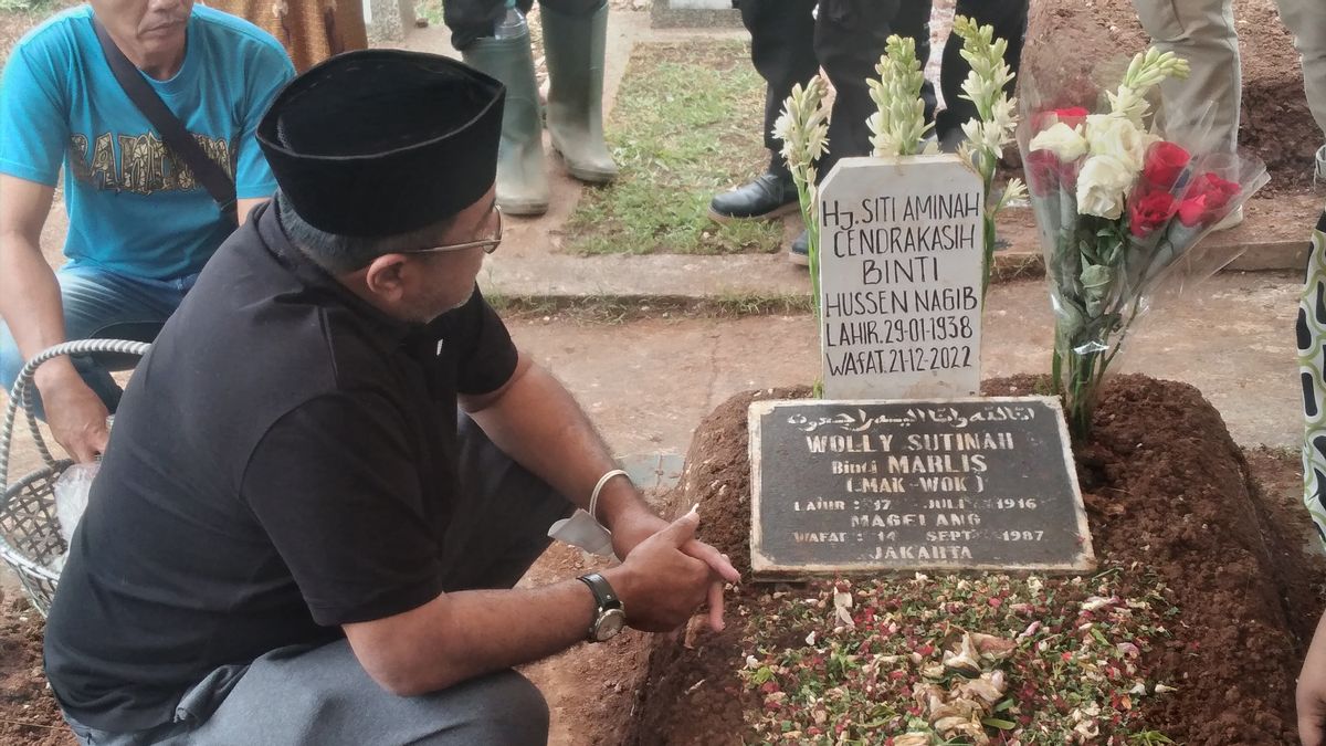 Arriving In Jakarta, Rano Karno Immediately Visited The Grave Of Mak Nyak Aminah Cendrakasih