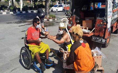 Naruto dan Hanoman Beraksi Depan Plaza Manahan Solo, Bagikan Telur Rebus Kepada Tukang Becak