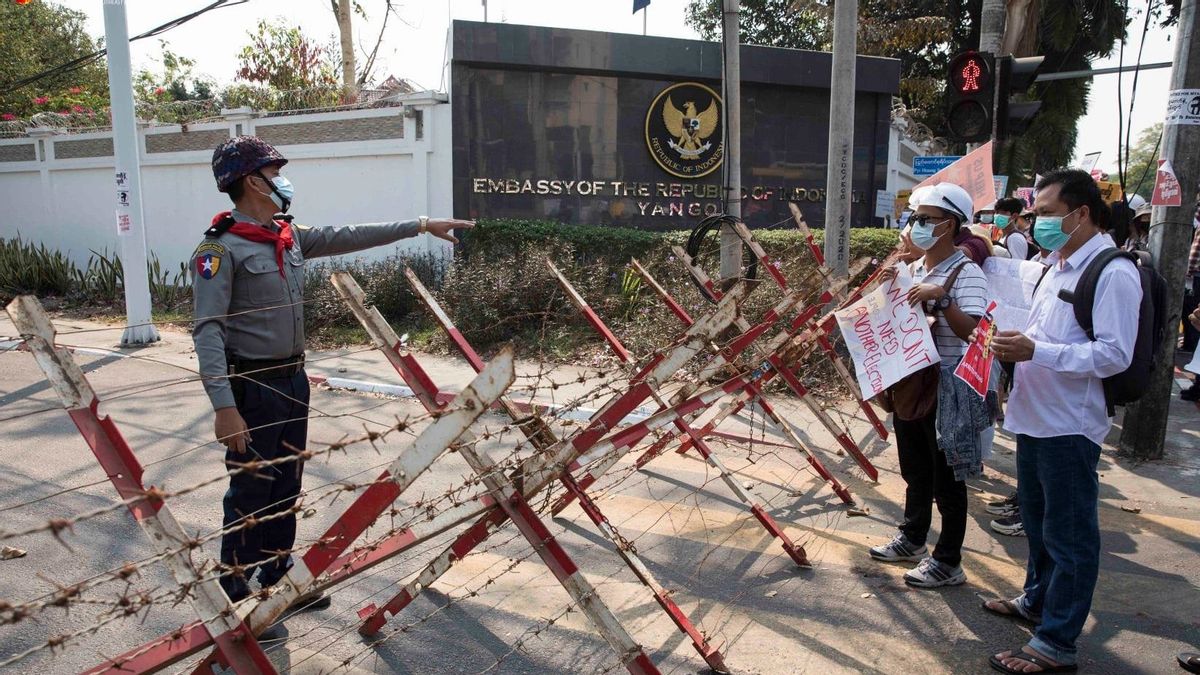 ミャンマー市民の抗議行動 ヤンゴンのインドネシア大使館代表が抗議者と会談