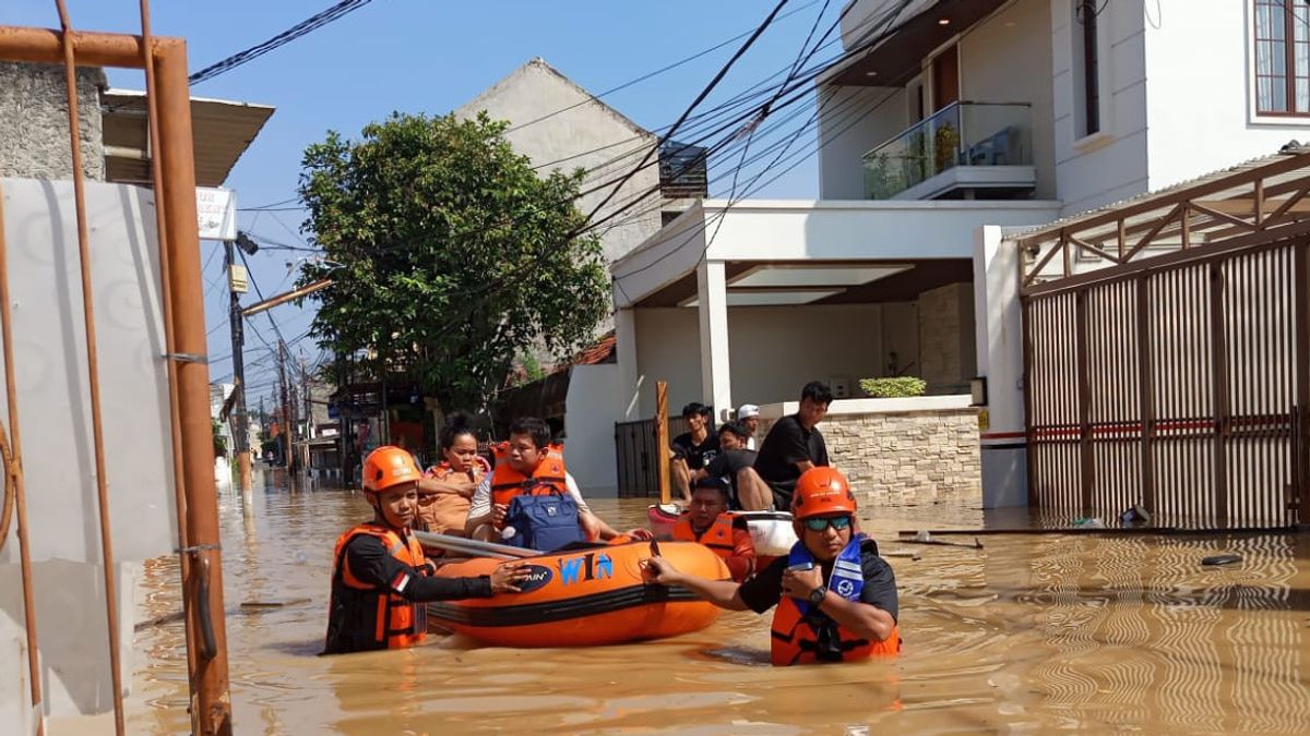Korban Banjir di Kramat Jati Dievakuasi ke Tujuh Posko Pengungsian