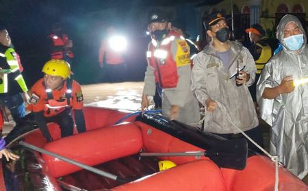 Tim Gabungan Evakuasi Warga Terjebak Banjir di Singkil Manado