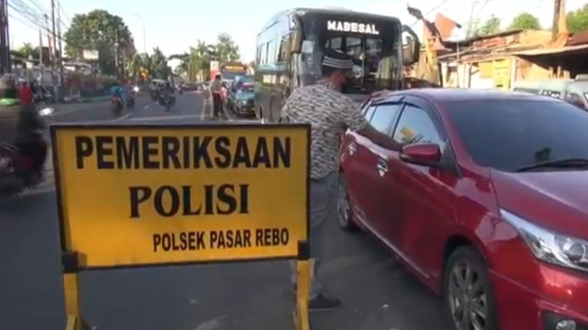 Polisi Cek Barang Mencurigakan Milik Pengendara di Jalur Penyekatan Jalan Raya Bogor