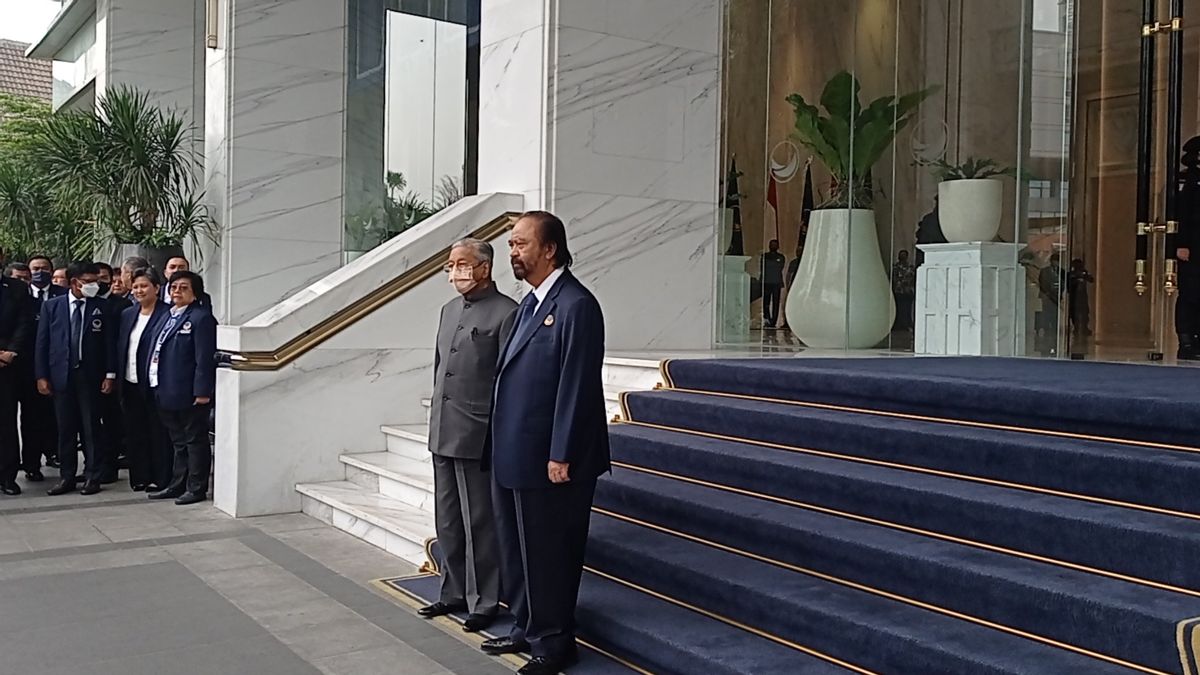 完成苏里亚·帕洛的邀请，马来西亚前总理马哈蒂尔·穆罕默德访问纳斯德姆党办公室
